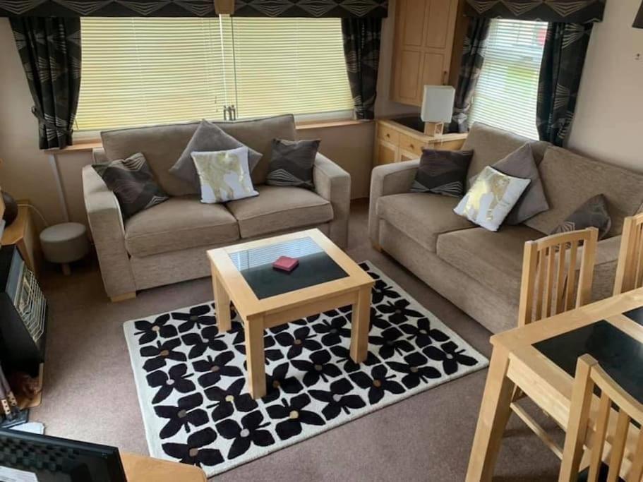 6 Berth Caravan On Sealands Site. Double Glazing Villa อินโกลด์เมลส์ ภายนอก รูปภาพ