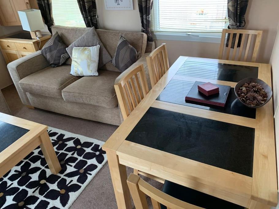 6 Berth Caravan On Sealands Site. Double Glazing Villa อินโกลด์เมลส์ ภายนอก รูปภาพ